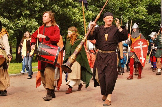 Люди окружающий нас мир  : 12 июня - День России. 