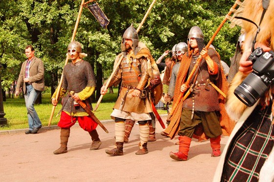 Люди окружающий нас мир  : 12 июня - День России. 